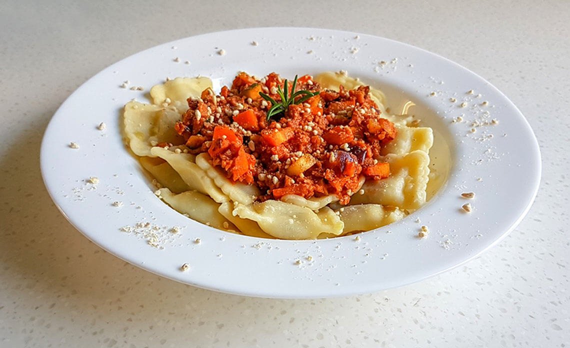 recept Ravioli polnjeni z vegansko kremo v bolonjski omaki