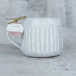 Glinea bela rebrasta skodelica z modraimi pikicami